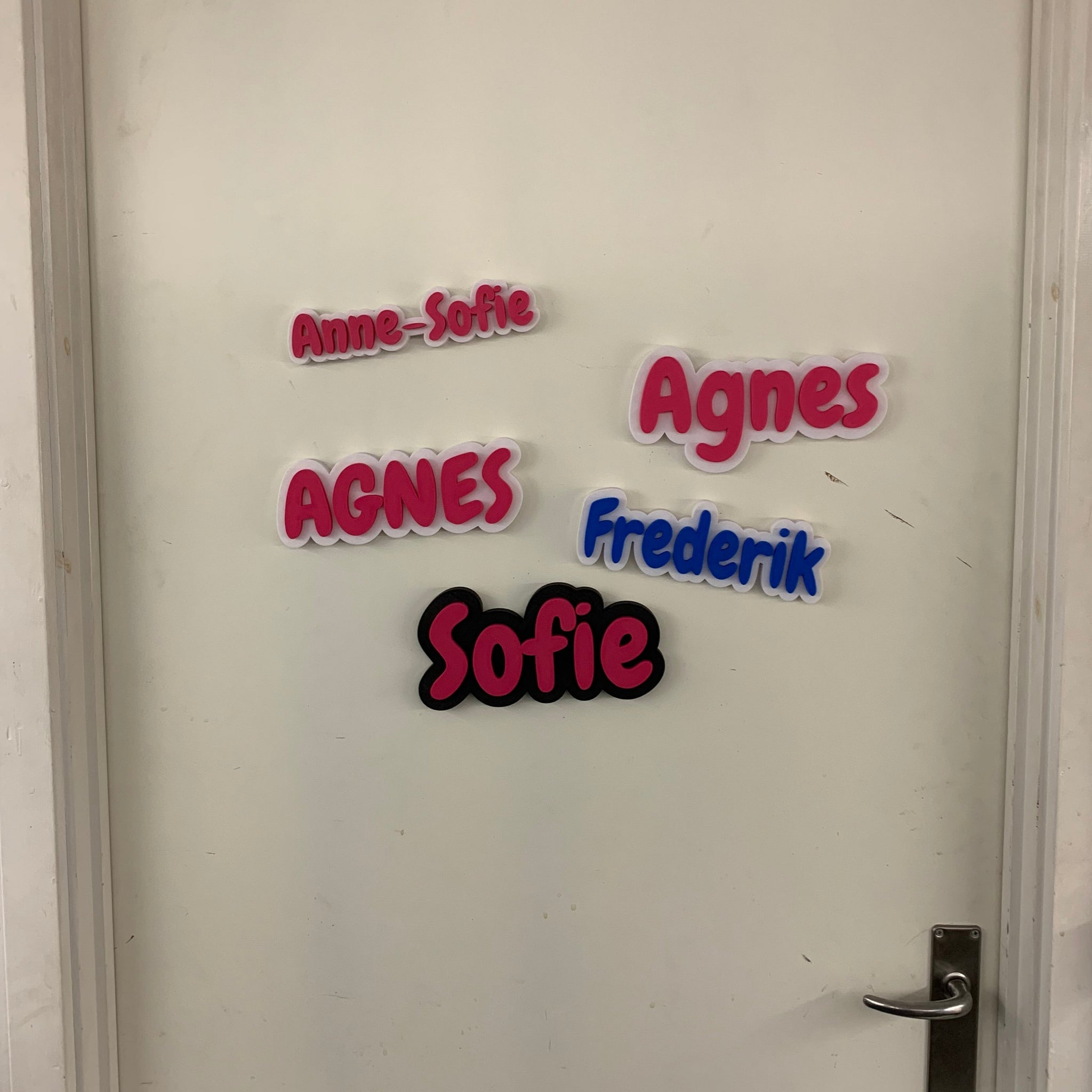 Personligt 3D-printet navneskilt – med farvevalg